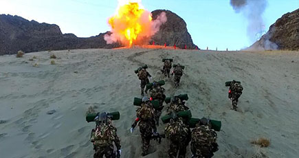チベット武装警察特戦隊員の訓練　武器を担いで登山