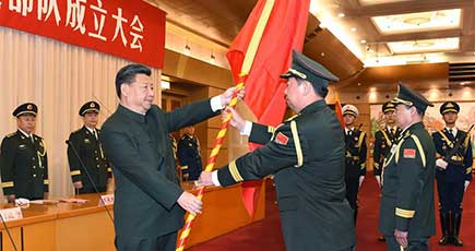 習近平主席は中国人民解放軍陸軍、ロケット軍、戦略支援部隊に軍旗に授け、訓辞を致す