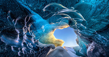 仏写真家がアイスランドで撮影したアイスホール　青色の絶美世界