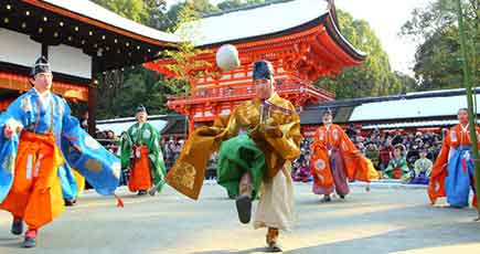 京都の神社、唐風の「蹴鞠初め」
