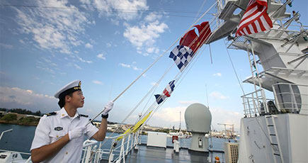 中国海軍の病院船和平方舟が米のハワイに到着