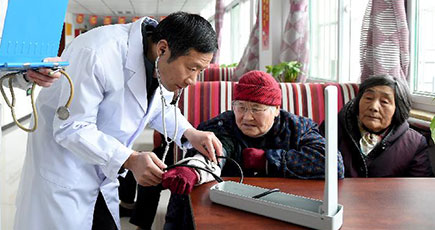 市街地の高齢者を市外施設で介護　北京市が推奨