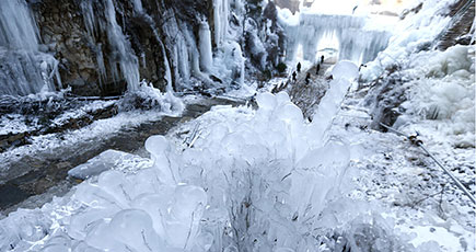 北京　100メートルの美しい氷瀑が出現