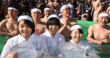 東京の神社で新春行事　男女が冷水を浴びる