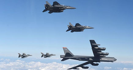 米軍B-52爆撃機、韓国の領空を低空飛行