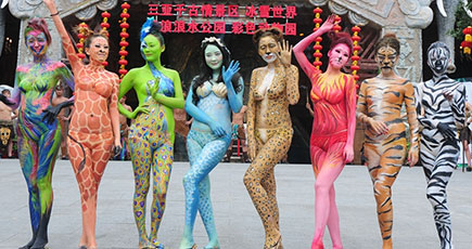中国浙江省の少女は三亜で真实版の「美女と野獣」を上演