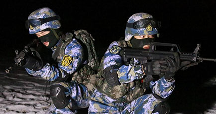 中国海軍陸戦隊、新疆で夜間訓練を引き続き実施