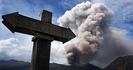 インドネシアのブロモ山で噴火続く　火山灰が200Mまで上がる