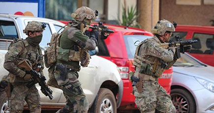 ブルキナファソ・ホテル襲撃テロ：126人が救出