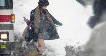 日本の女子高生、大雪でもミニスカート