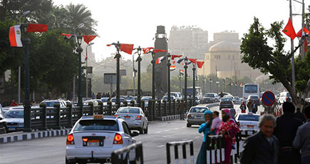 カイロの街頭に中国とエジプトの国旗が翻る