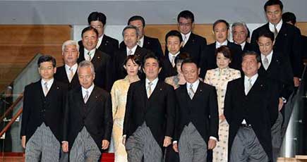 安倍晋三氏は就任後3年間に日本の内政において何をしたのか