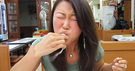 韓国美人はタコを生きたまま食べる映像が人気に