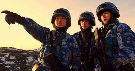水陸偵察女性兵が訓練　ゴビ砂漠に彩りを添える