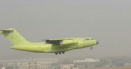 大型輸送機Yu-20「788」号、初飛行に成功