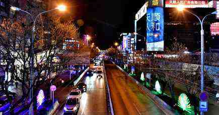 夜の北京 西部中心地の歴史ある商店街・西単の風景