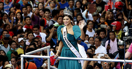 フィリピンのミス・ユニバース、凱旋パレードにファン1万人以上