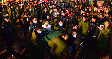 36日ぶりに作業員4人救出　山東省の石膏鉱山崩落事故