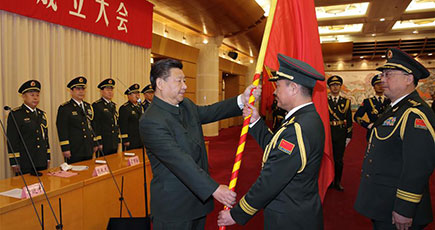 北京で中国人民解放軍５戦区創立大会を行い　習近平氏が各戦区に軍旗授与、訓令発表