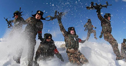 新疆国境守備隊、寒さに負けず猛特訓