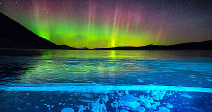 カナダ・アブラハム湖の凍結気泡、オーロラに合わせて絶美