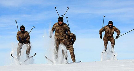 新疆の国境守備隊、スキーが必修科目に