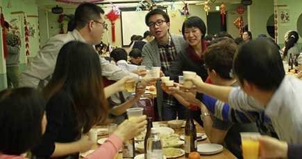 餃子作りで春節を迎える在日中国人留学生
