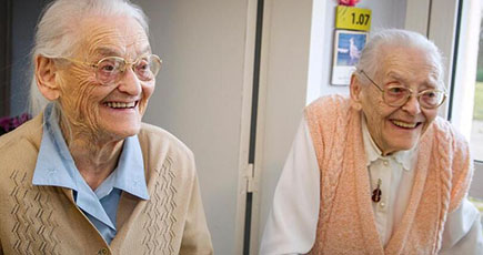 仏104歳双子姉妹 世界最高齢の双子に