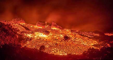 カメラマンが近距離で火山の噴出を撮影　まるで地獄のよう