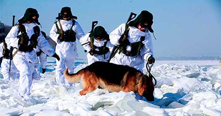 国境警備隊が完全武装で雪の中を巡回　月面歩行のよう