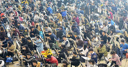 中国山東省で受験生7千人が同時に芸術試験を受け