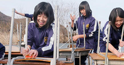 日本の中学生、卒業前に川の水で机を洗う