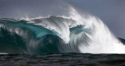 美しい！　写真家が命懸けで撮った巨大波