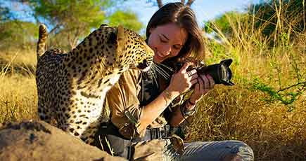 南アフリカ写真家、動物と「美女と野獣」を再現