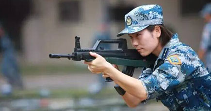 中国軍の「花木蘭」、ライフルを使いこなすクールな女連長