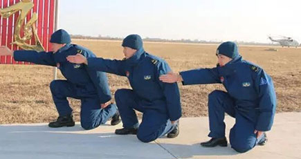 中国海軍航空兵学院、地上整備作業服を一新