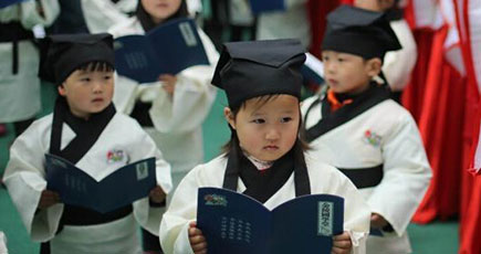 南京の園児100人、漢服を着て「開筆礼」に参加