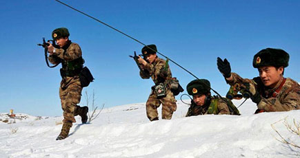 新疆軍区、雪の中パトロールを敢行