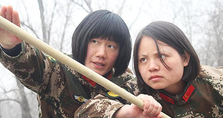 北京武装警察女性兵士、棒術訓練を実施