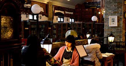 四川の大学図書館　古風な造りで昔の蔵書館のよう