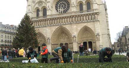 綺麗好きの日本人　団体でパリの街を清掃