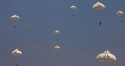 空挺兵の新米兵士、大型機降下訓練にチャレンジ