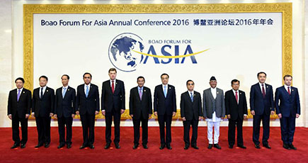 李克強総理、博鰲アジアフォーラム2016年次総会に出席する各国の指導者らと一緒に写真を撮る