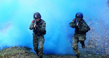 湖南省武装警察、濃霧の救助訓練を展開