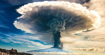 欧州最大の活火山、噴火のダイナミックな写真