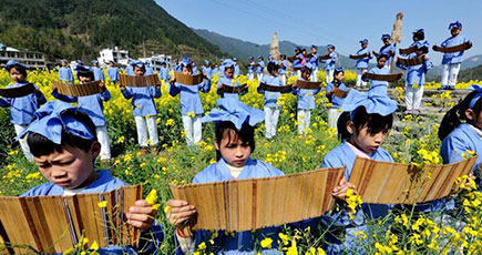 江西省ブ源県の小学生、花畑の中で古代衣装を着て国学を学ぶ