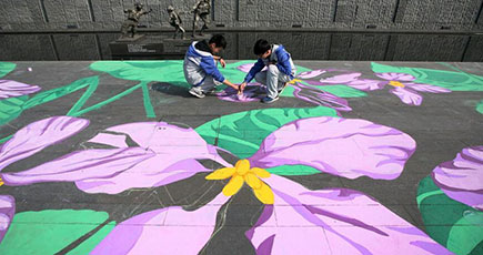 南京で「紫金草手描き行動」　同胞を偲び平和を伝える