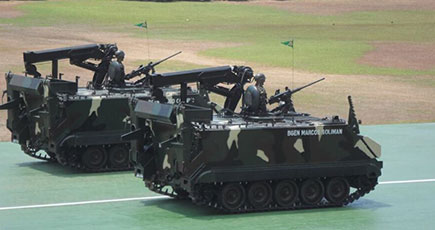 フィリピンで軍事パレード　粗末な装備