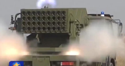 解放軍の新型ロケット発煙車、圧倒的な武力を誇示