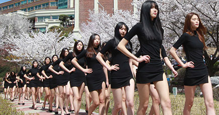 韓国の「モデルの卵」が桜の下で授業　長い足を披露